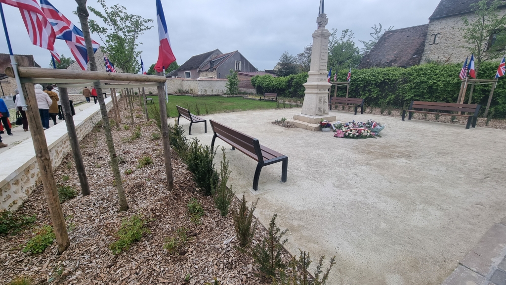 Boinville Le Gaillard- Place du monument aux morts