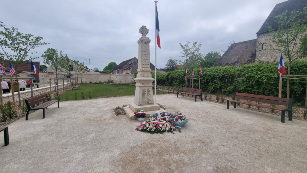 Boinville Le Gaillard- Place du monument aux morts